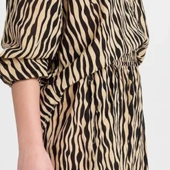 FAITHFULL THE BRAND Elva Shorts -Deals Glitz Muse Store ffull306161f489 1679260856137 2 0. UX357 QL90